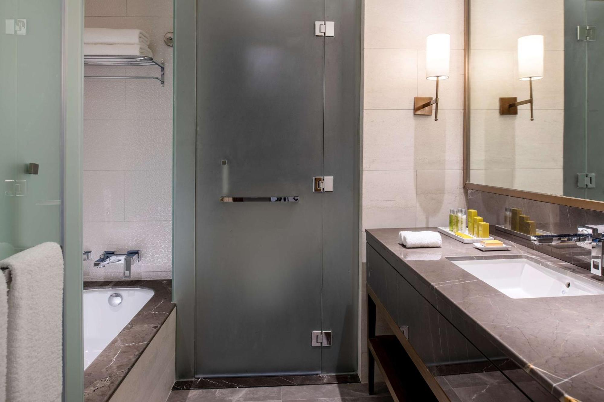 Doubletree Suites By Hilton - Riyadh Financial District Bagian luar foto